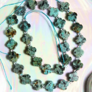 Perle pierre naturelle en turquoise africaine forme fleur