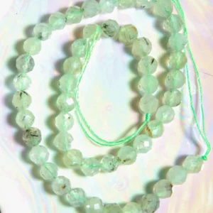 Perle Préhnite rondelle facettée en pierre naturelle sur fil