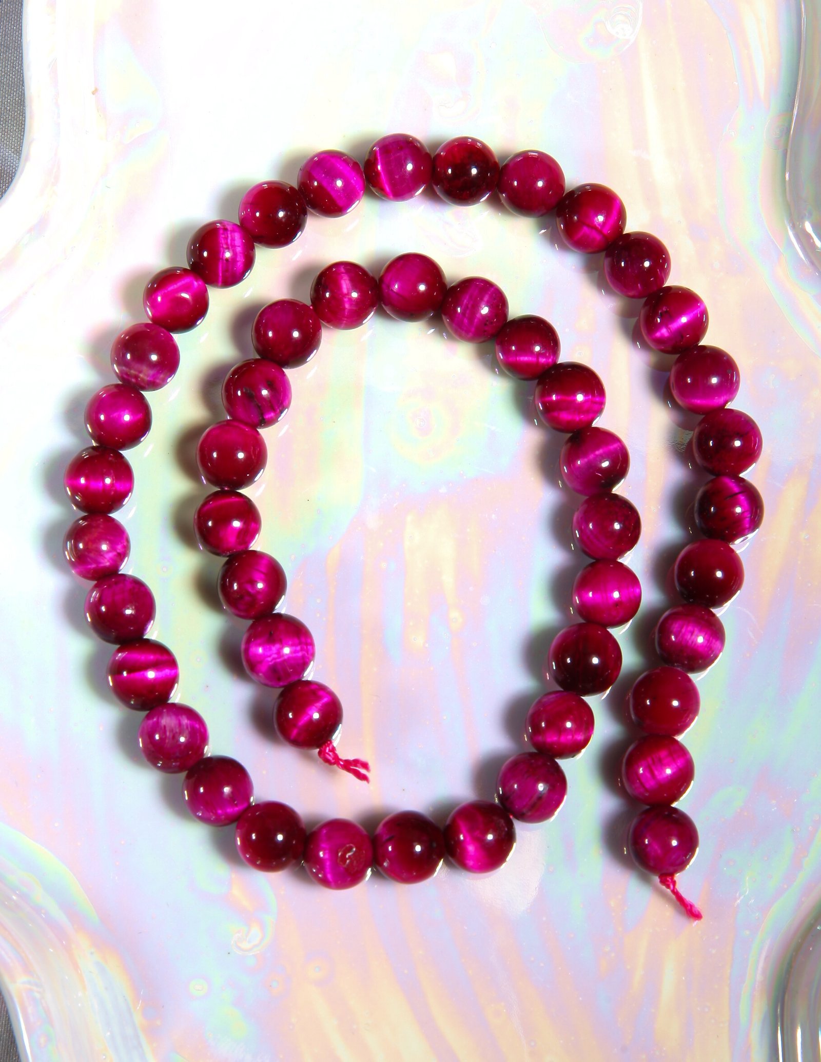 Perle Œil de tigre fushia 8 mm en pierre naturelle sur fil