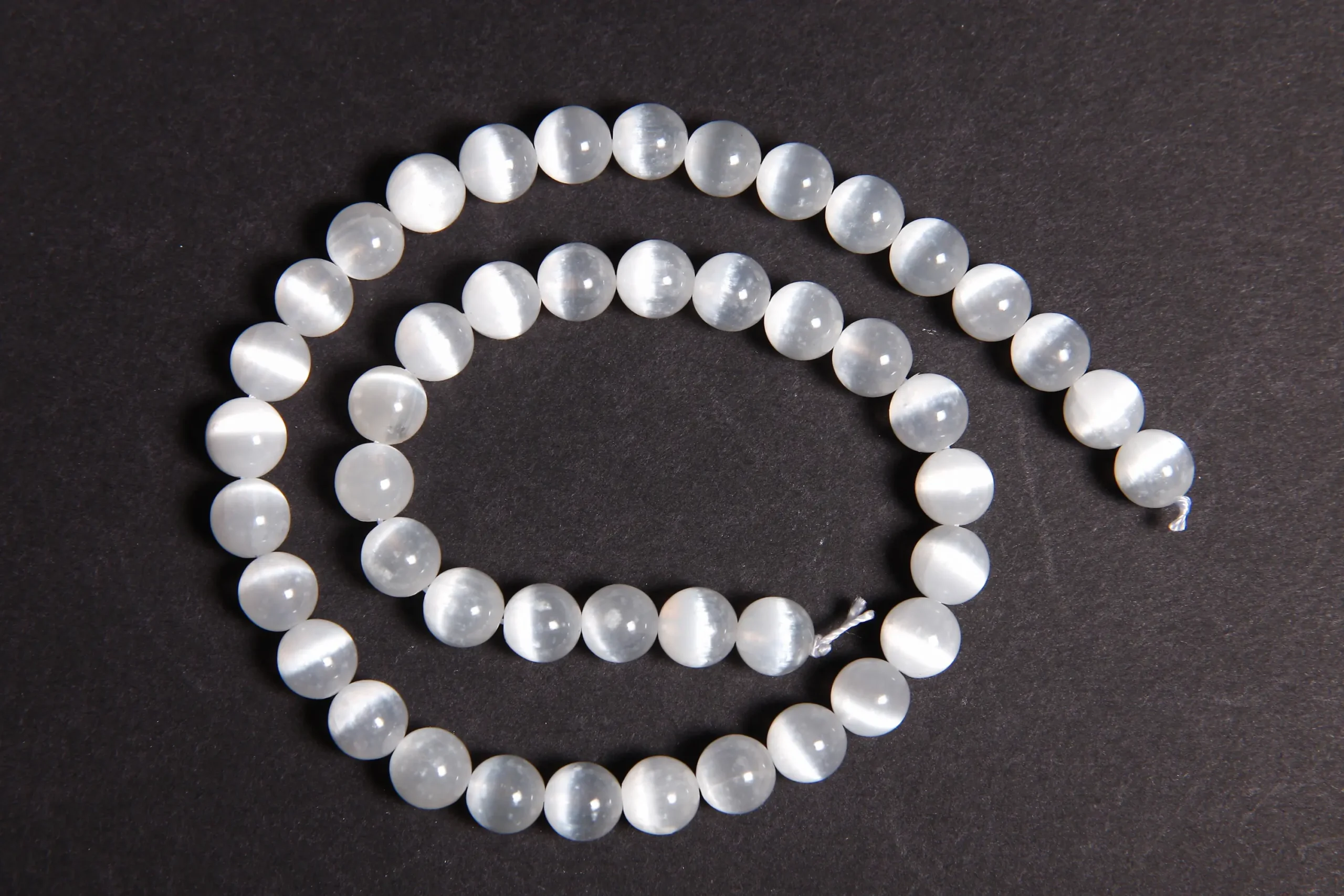 Perle sélénite 8 mm en pierre naturelle sur fil-1